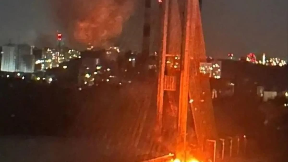 Újabb orosz dróncsapás sújtotta a kijevi Déli hidat: forgalomképtelenné vált a közlekedés