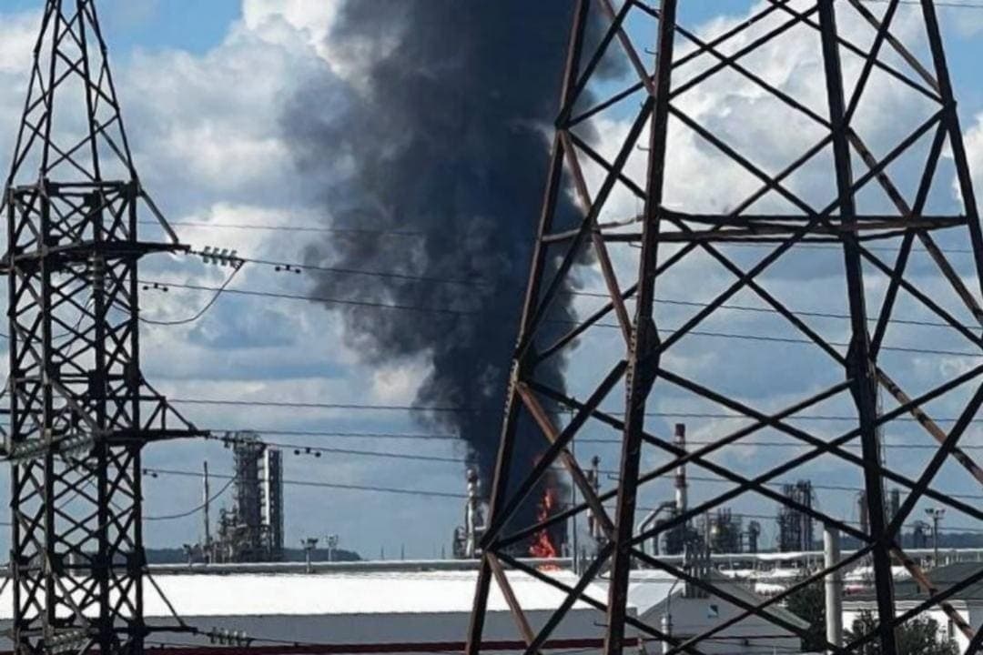 Ukrajna csapást mért a permi olajfinomítóra, Oroszország drónokkal válaszolt