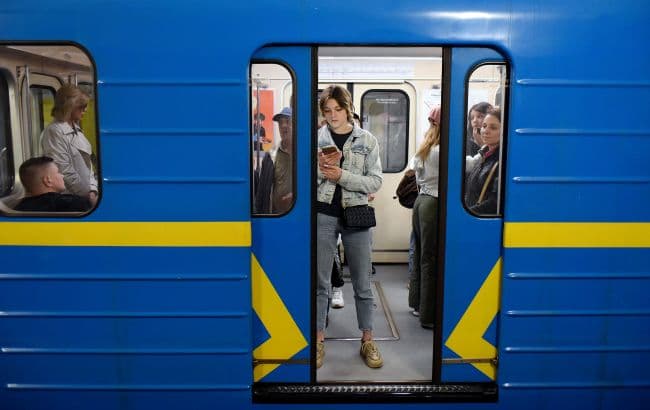 Kijevben egy percre megáll a metró és a buszforgalom az ukrán védők tiszteletére