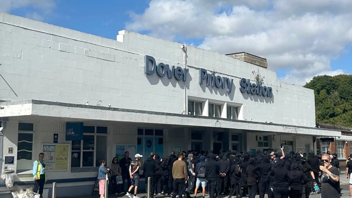 Tömeges migránsellenes tiltakozás blokkolta Dover kompkikötőjét