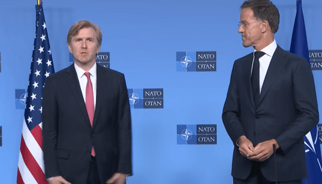 Az USA elkötelezett Európa védelmének megerősítése mellett a NATO-n belül