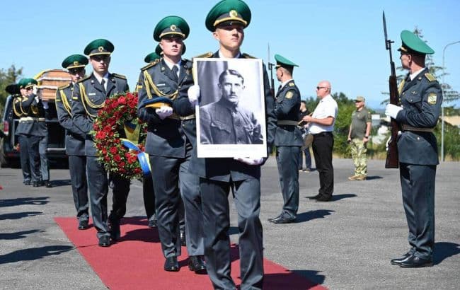 Jevhen Konovalec földi maradványait hazaszállították és ünnepélyesen újratemetik Ukrajnában