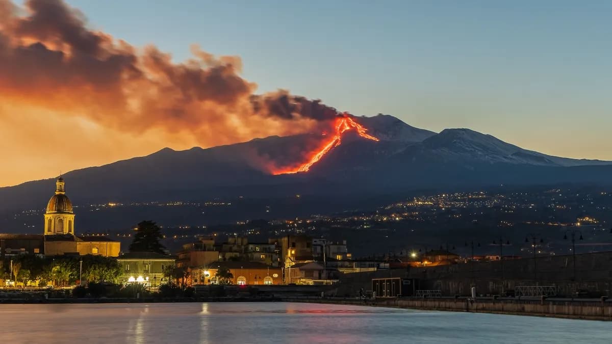 Újra életre kelt az Etna: átmenetileg lezárták a cataniai repülőteret