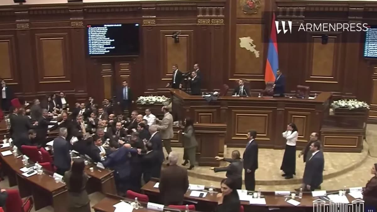 Verekedés robbant ki az örmény parlamentben, székek repültek a képviselők között