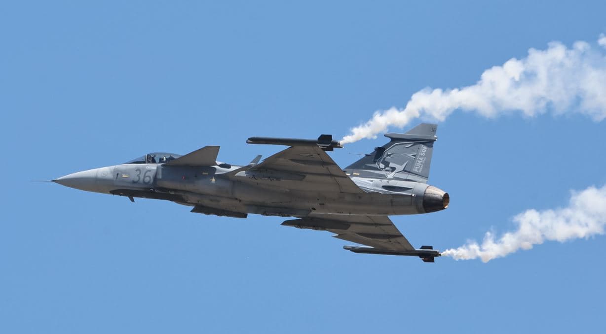 Szolnok közelében lezuhant egy magyar Gripen – a pilóta épségben katapultált