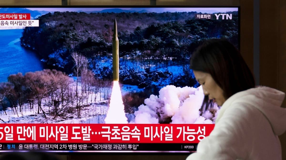 Észak-Korea új típusú közepes hatótávolságú rakétát tesztelt