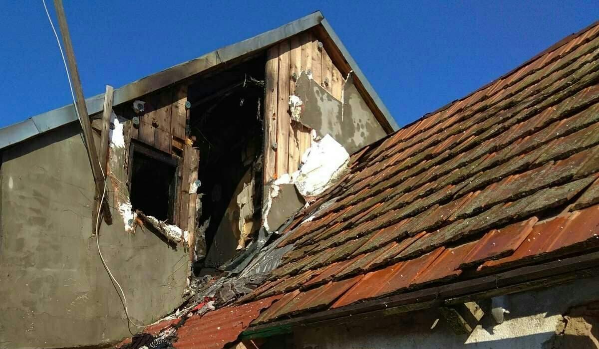 Súlyos sérülésekkel került kórházba egy férfi a Rahói járásból tetőjavítás közben