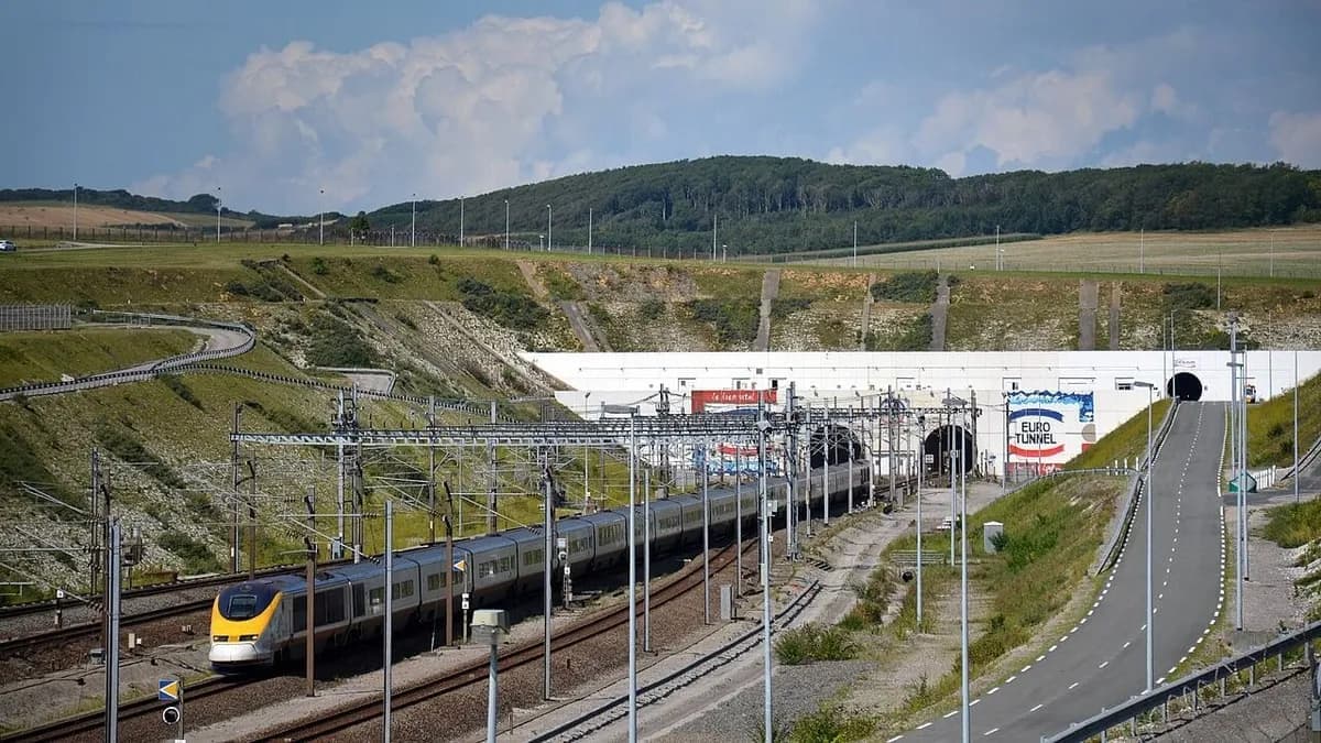 Súlyos busz-vonat ütközés a Csatorna-alagút bejáratánál Franciaországban