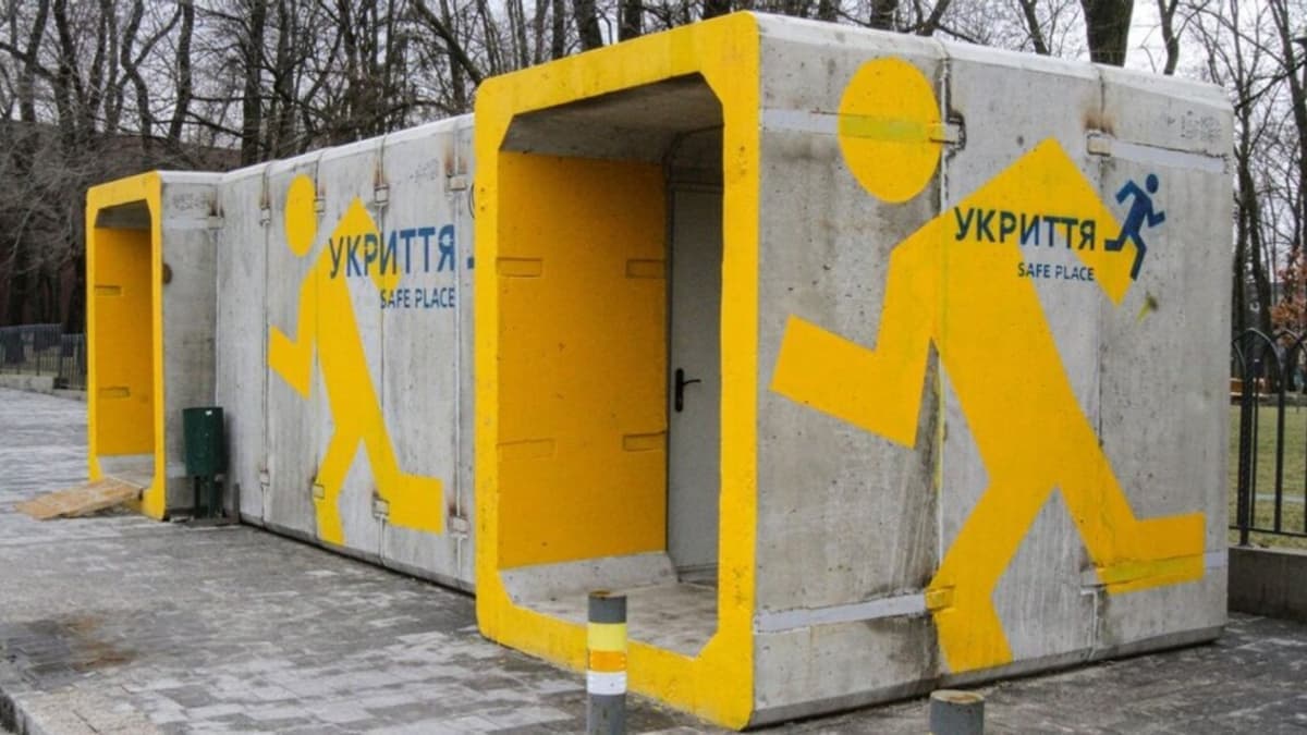 Kijevben új óvóhelyeket telepítenek a tömegközlekedési megállókhoz