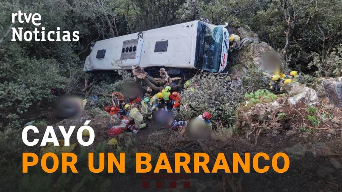 Súlyos buszbaleset Barcelonánál: több mint nyolcvan sérült, mélybe zuhant jármű