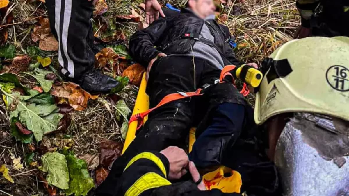 Károsult teherautó-sofőr zuhant hatméteres szakadékba a Huszti járásban