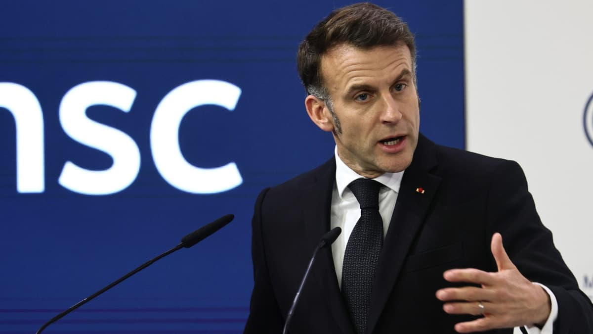 Macron új védelmi stratégiát sürget az orosz hibrid fenyegetések ellen