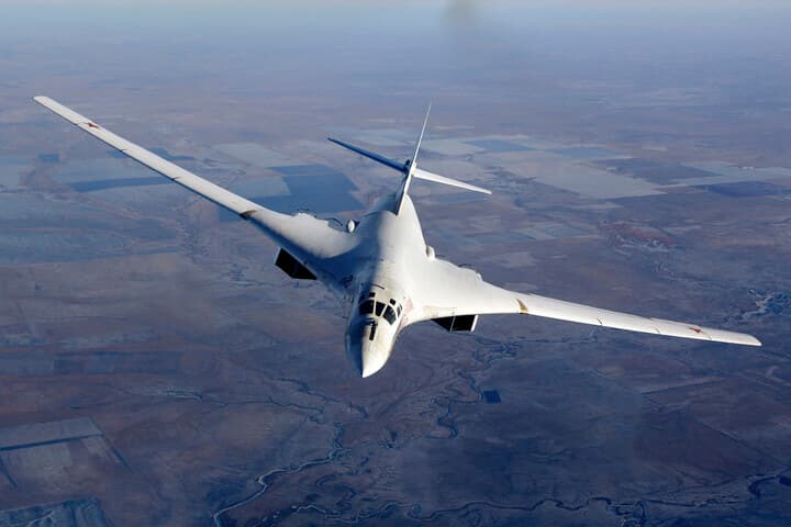 Orosz Tu-160 bombázók hosszan köröztek Európa felett a brit partok közelében