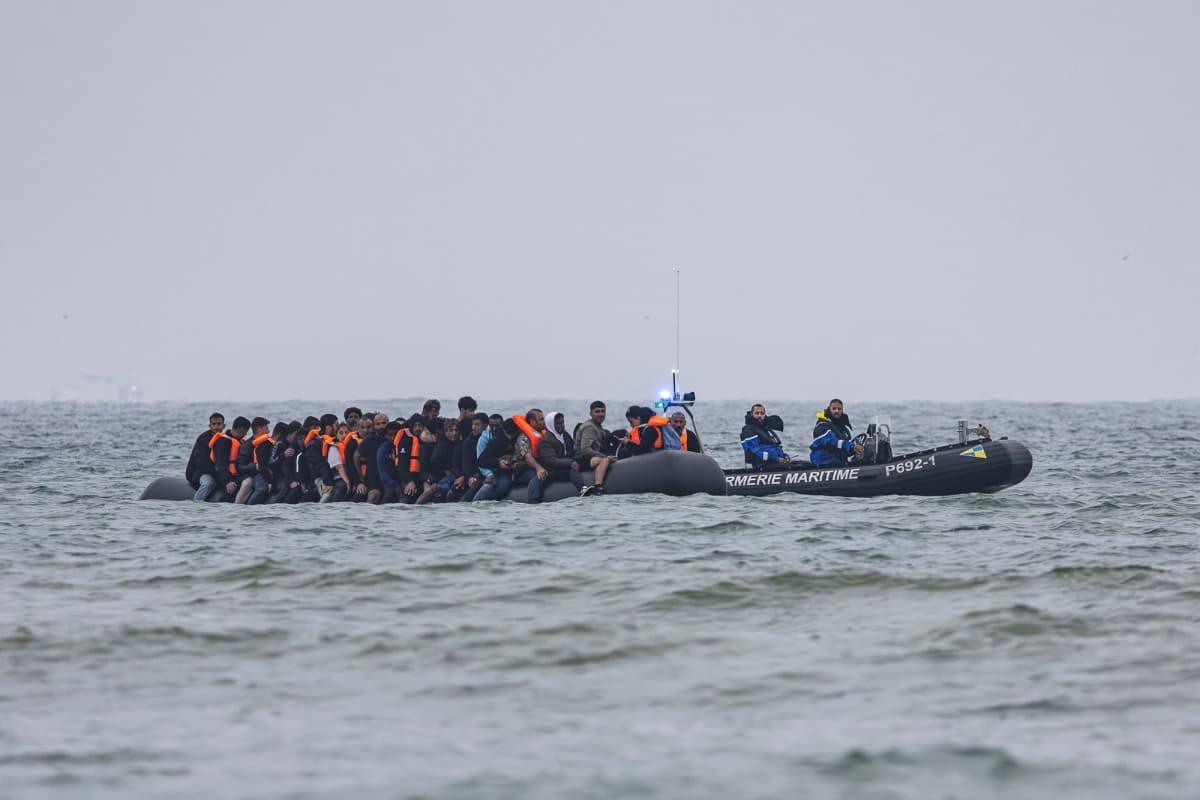 Zátonyra futott egy migránshajó Franciaország északi partjainál