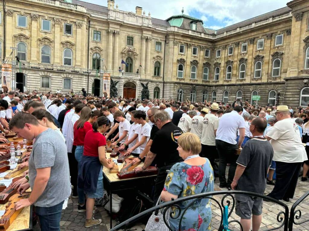 Guinness-világrekord részesei voltak a Salánki Laptarózsa citerásai