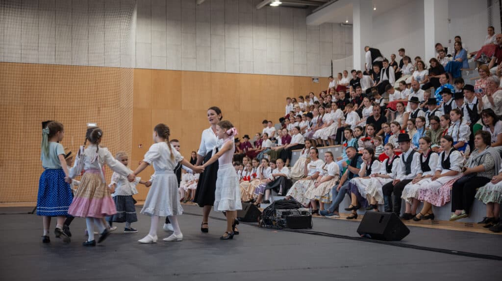Fél ezren őrzik a kárpátaljai népzene és tánc hagyományait a Rákóczi Táborban