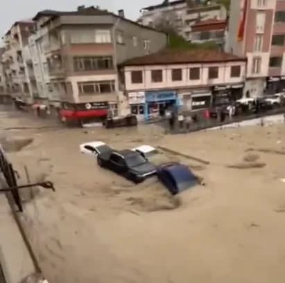 Autókat sodort el a villámárvíz Törökországban – videó