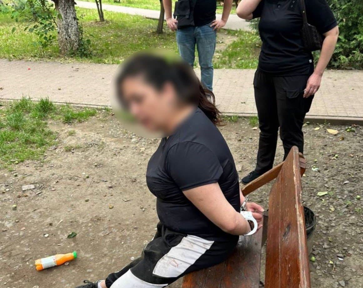 Lépcsőházakban árulta a drogot egy nő Ungváron – a rendőrök elfogták