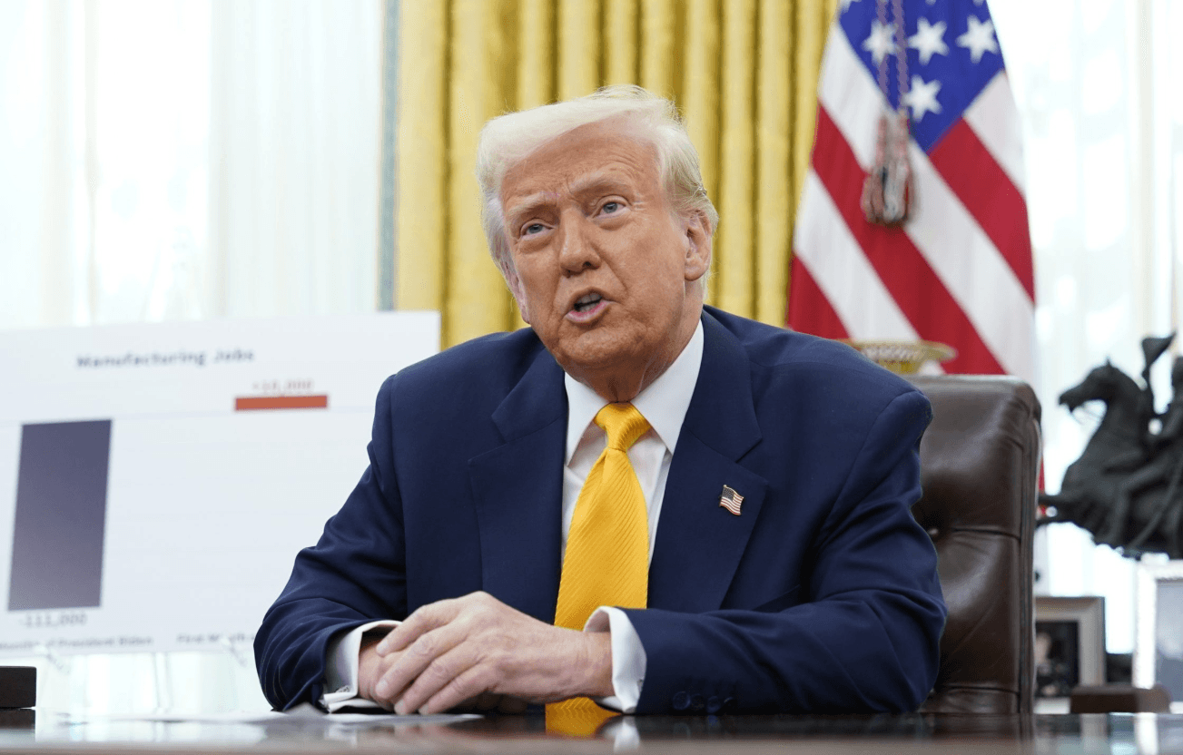 Donald Trump kíséretet biztosítva segít átkelni a Hormuzi-szoroson az Arab-öbölben rekedt semleges hajóknak