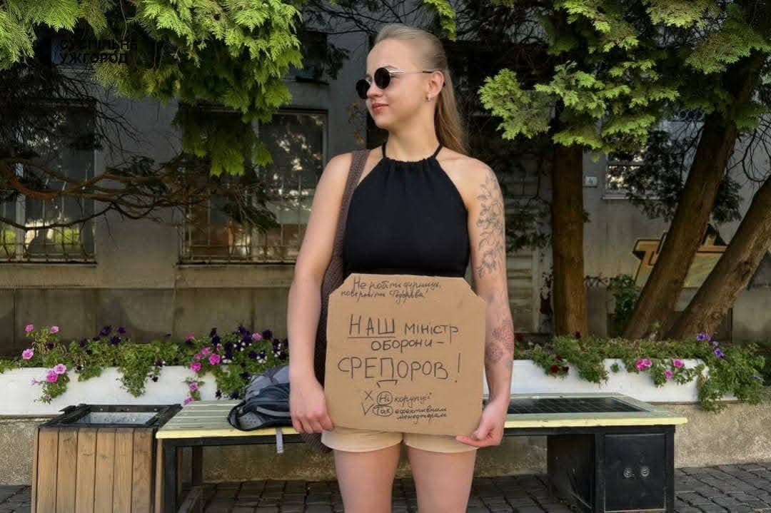 Országszerte utcára vonultak Ukrajnában a távozó védelmi miniszter mellett