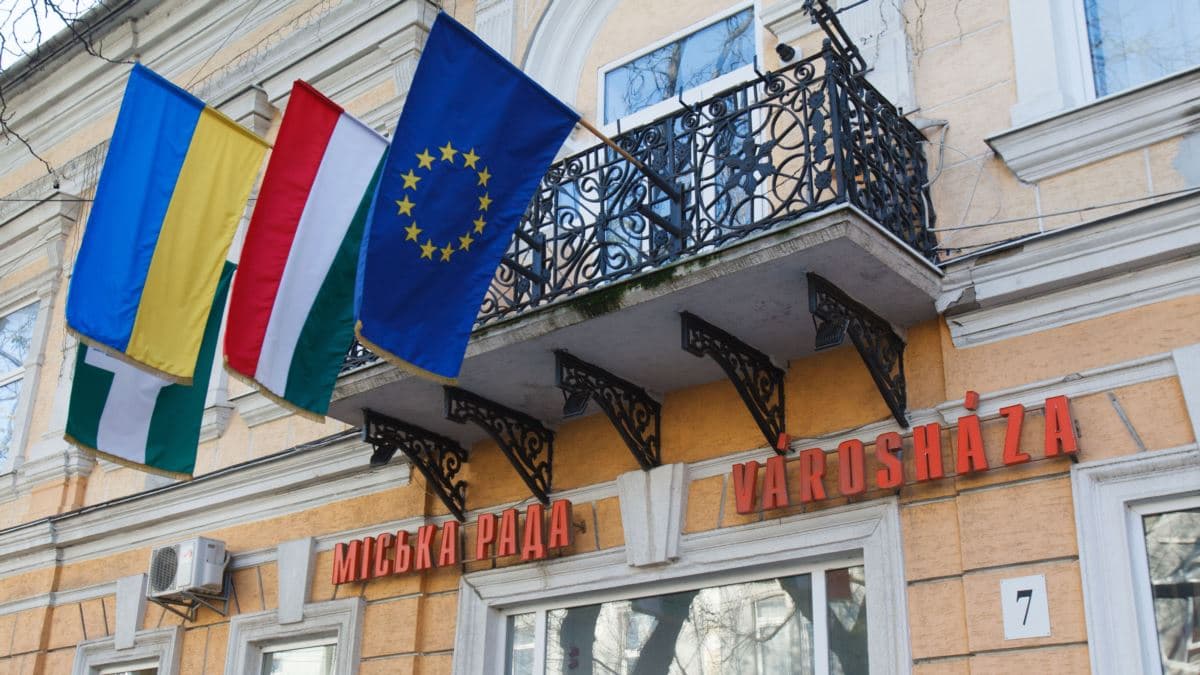 Államnyelvi szabályok betartását vizsgálták magyar és román többségű településeken Kárpátalján