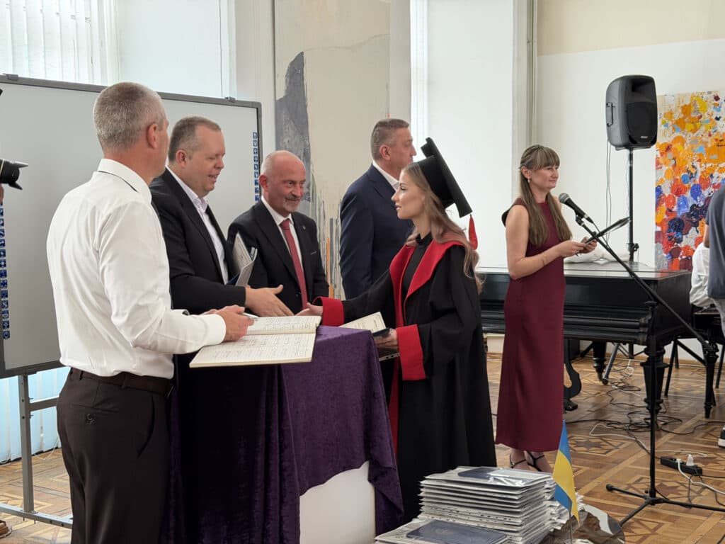 Diplomaátadó a háborús időszak árnyékában az Ungvári Magyar Intézetben