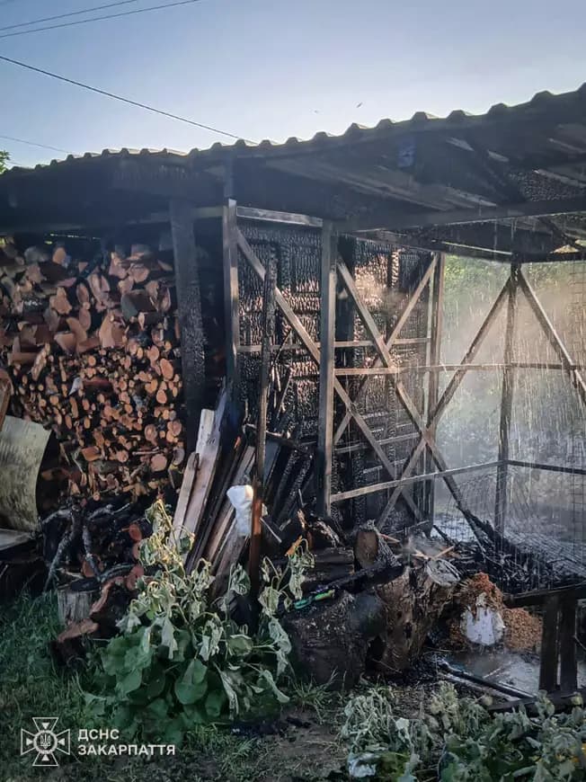 Gyors beavatkozás mentette meg a házat egy fatároló tűzétől Nagylázon