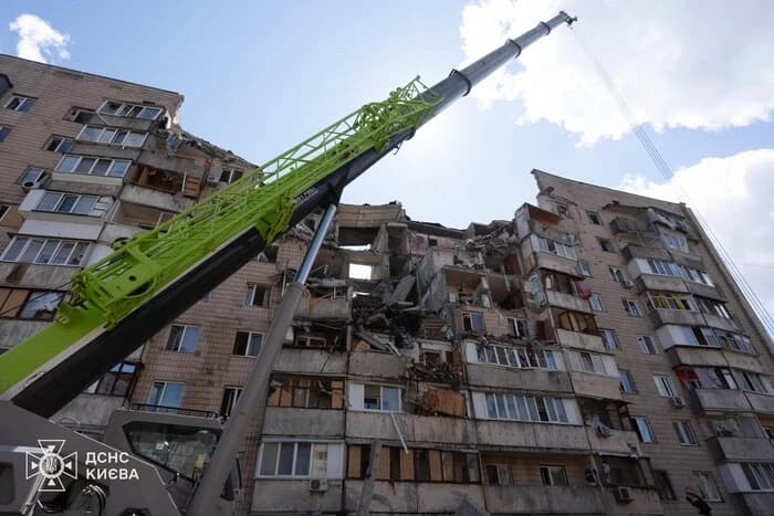 Kijevben folytatódik a mentés a romok alatt rekedt emberek után