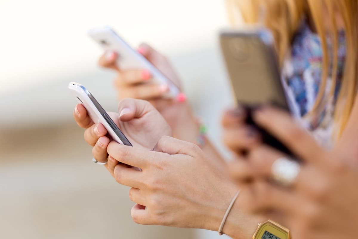 Csehországban betiltanák a mobiltelefonok használatát az iskolákban 2027-től