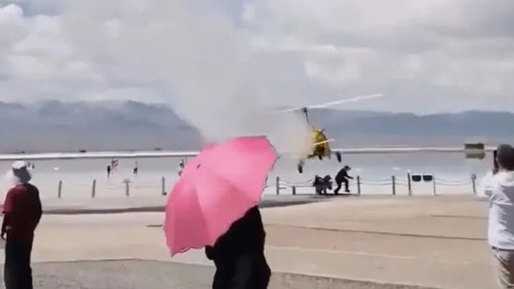 Kínában helikopter zuhant turisták közé, ketten súlyosan sérültek