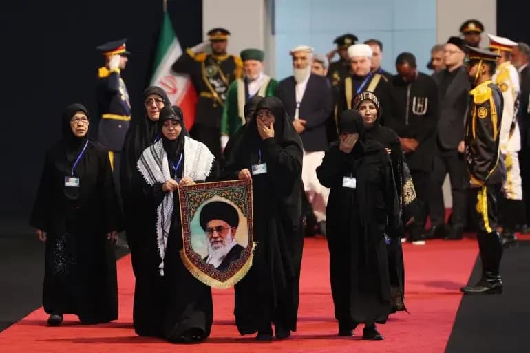 Irán egyhetes tömegoszthatós gyászt szervez Ali Hamenei tiszteletére