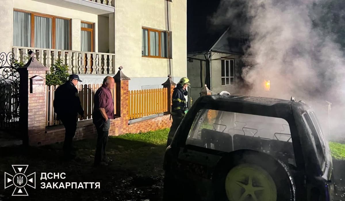 Ökörmezőn teljesen kiégett egy Land Rover terepjáró