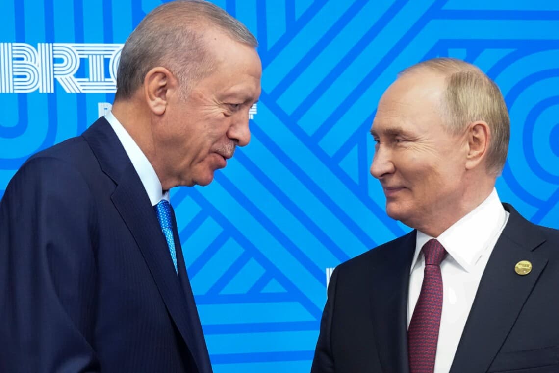 Erdogan erősíti Ukrajna katonai támogatását és béketárgyalásokra buzdítja Oroszországot