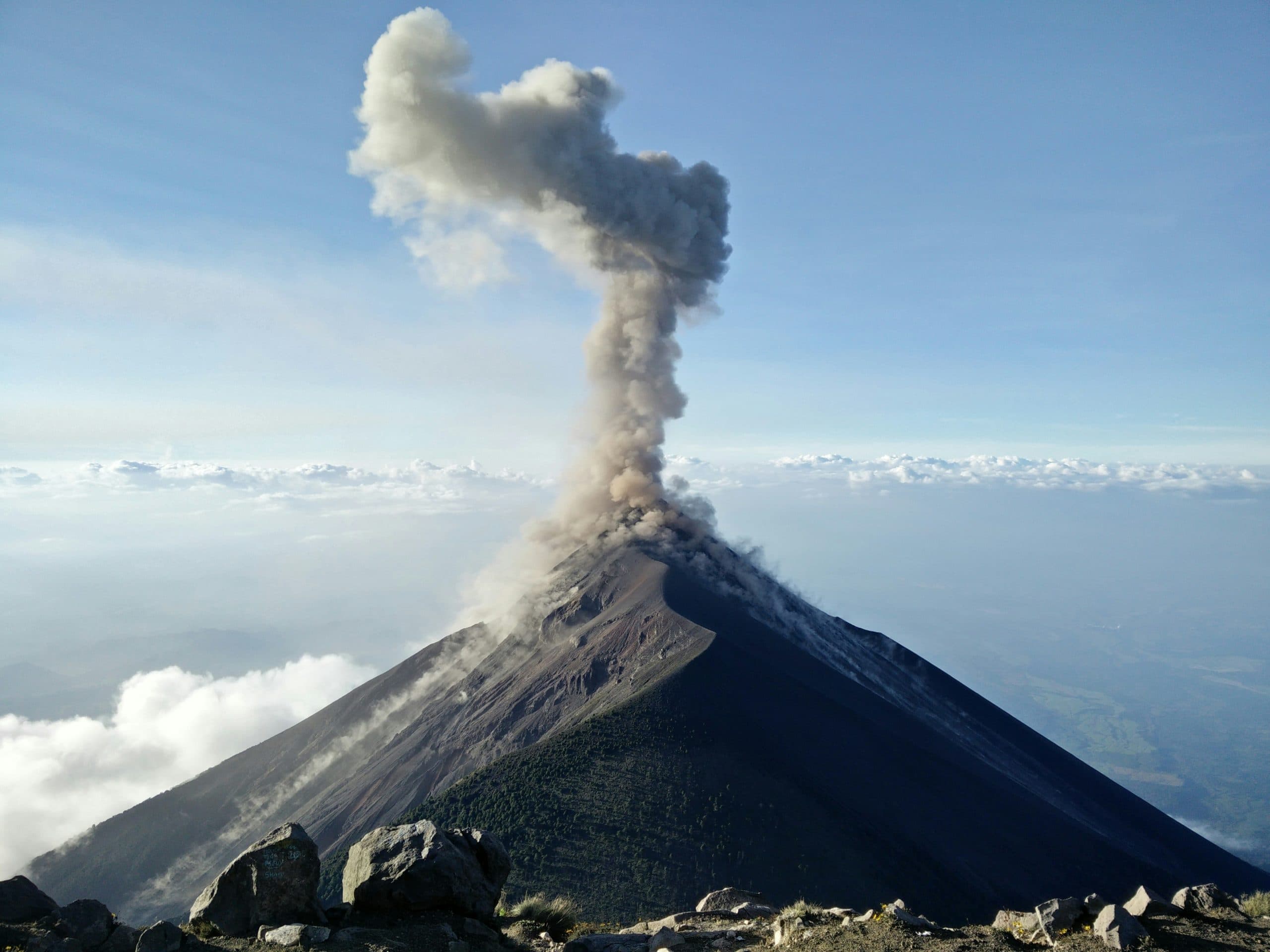 Az Etna kitörése miatt leállt a cataniai repülőtér működése