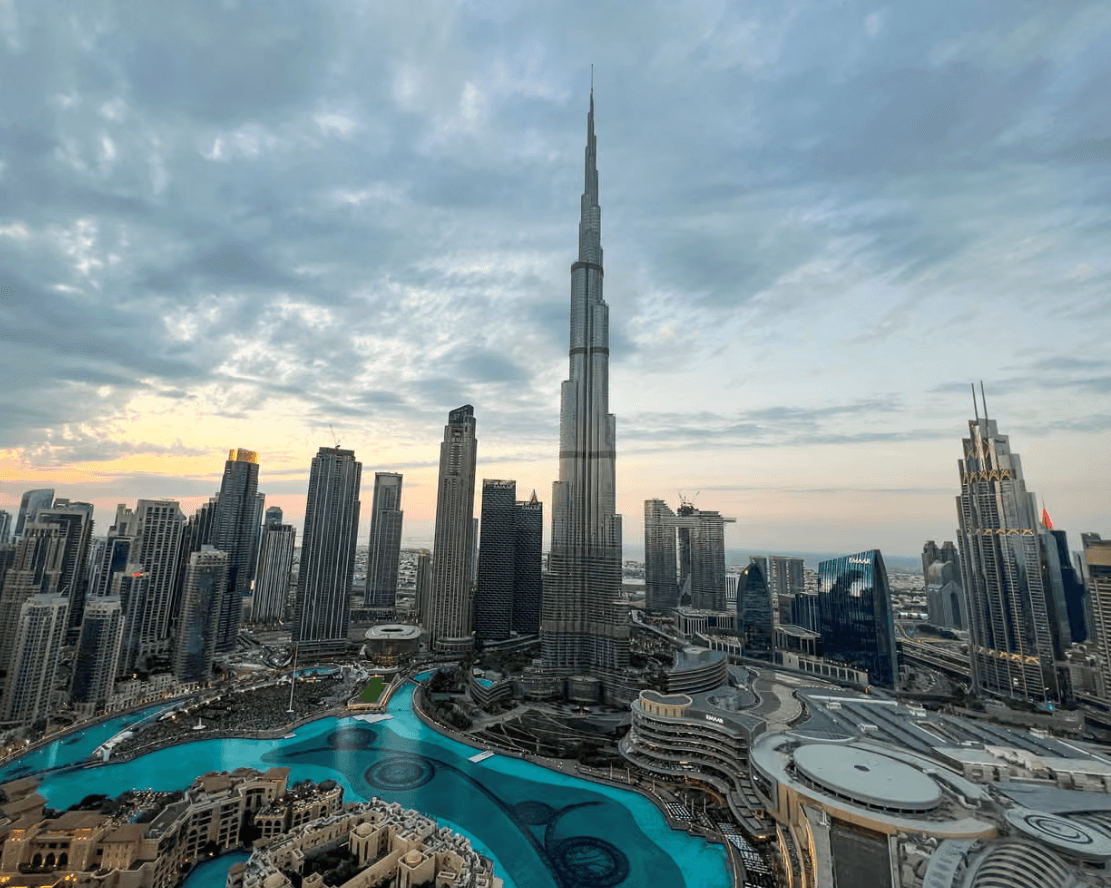 Dubaj támogatja a helyieket: 3000 dirham juttatás baráti és családi látogatásokra