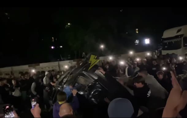 Lemberg Szihiv negyedében zavargás a toborzók ellen, járművet is feldöntöttek