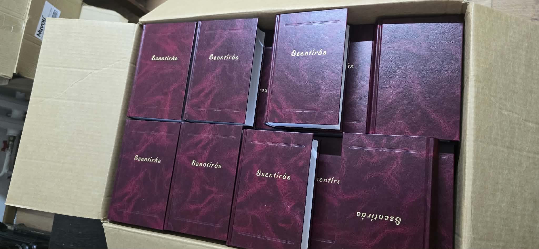 Ezer magyar nyelvű Biblia érkezett a háborús Kárpátaljára