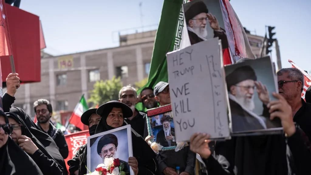 Eltemették Irán egykori legfőbb vallási és politikai vezetőjét, Ali Hameneit