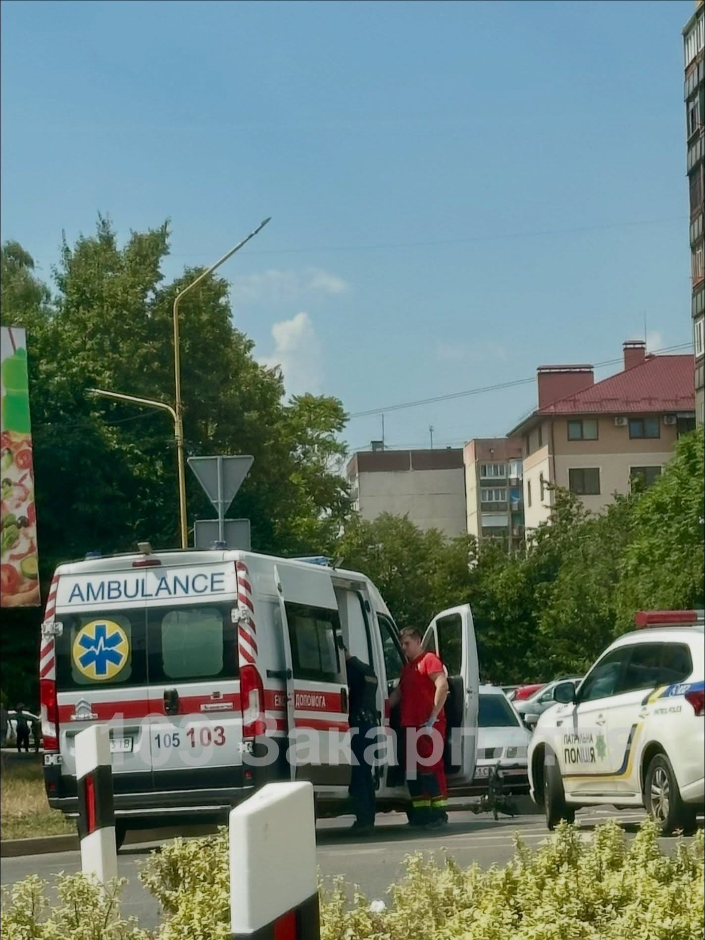 Elektromos roller és autó ütközött Ungváron, két fiatal lány megsérült