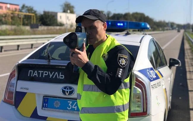Új szigorítások a gyorshajtók számára Ukrajnában: akár 17 ezer hrivnyás bírság is kiszabható