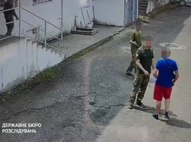 Súlyos baleset az ungvári toborzóközpontban: mozgósított férfi zuhant ki az ablakból