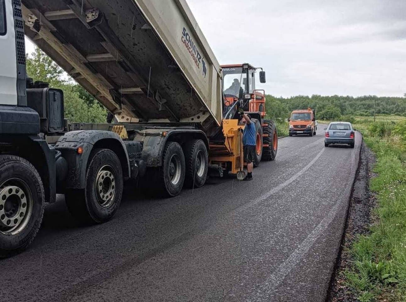 Megkezdődött a Dercen–Fornos út padkajavítása és további infrastrukturális fejlesztések Kárpátalján