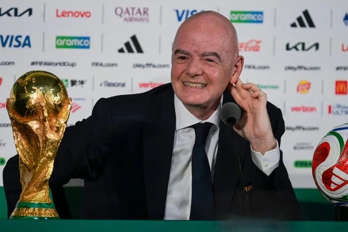 Panasz a FIFA elnökével szemben az Olimpiai Bizottságnál a politikai semlegesség megsértése miatt