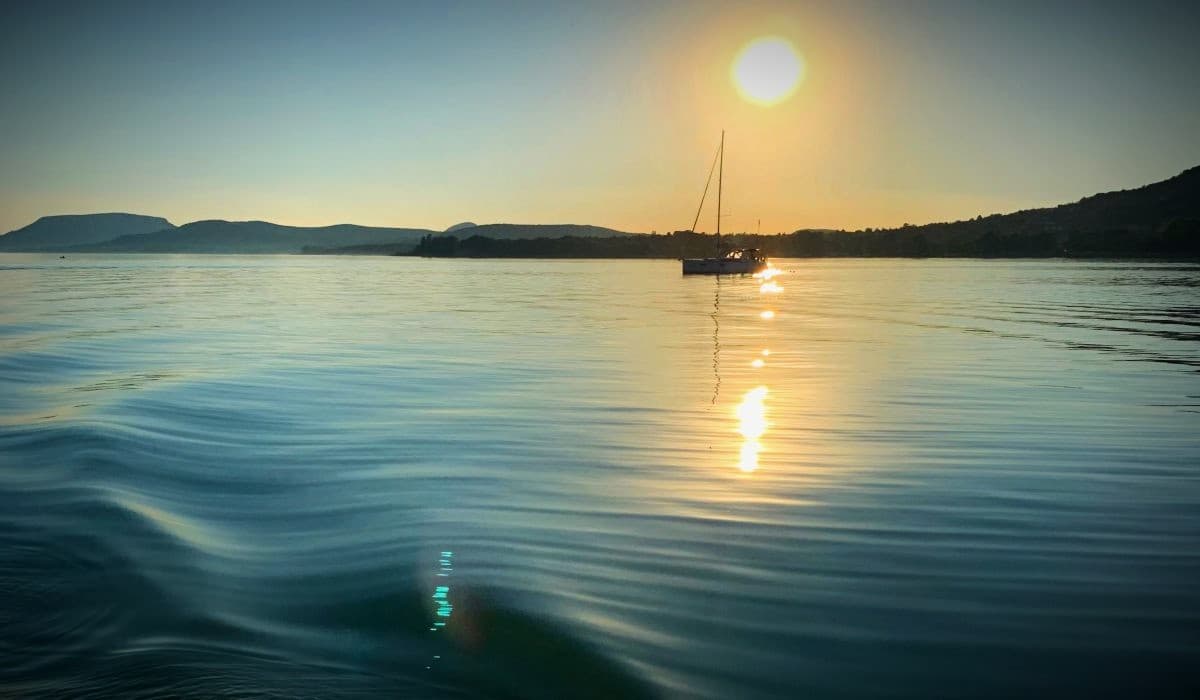 Marconnay Tibor lírája a nyári Balatonról: napfény és vihar a természet játékában