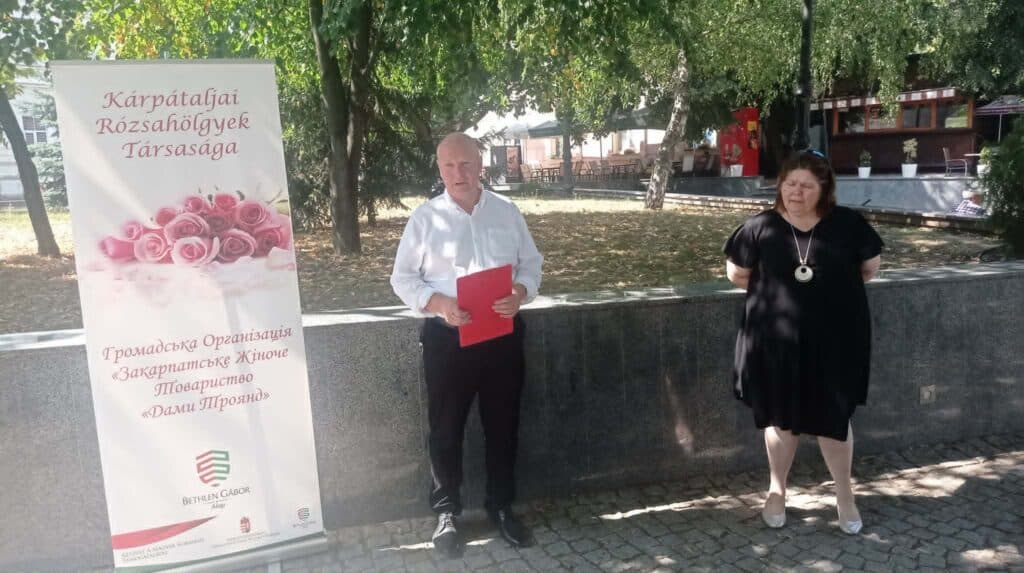 Győrffy Mária Ilonát rózsával és emléktáblával ünnepelték Beregszászban