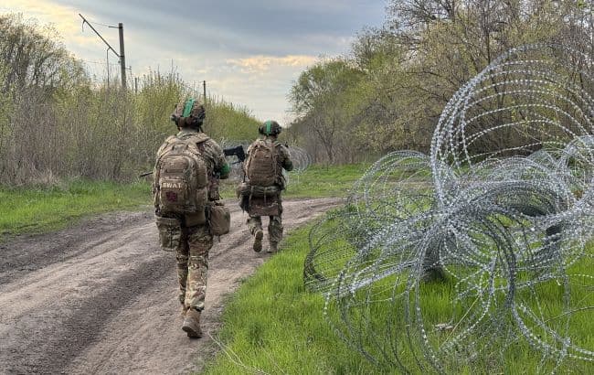 Ukrajnában duplájára nő a külföldi katonák zsoldja, szakosított toborzó cég irányítja a kiválasztást