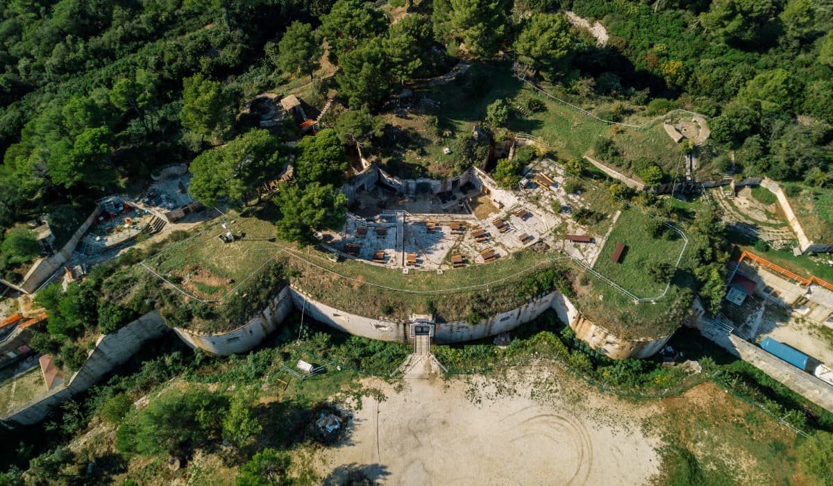 Elhagyatott katonai bunker teteje szakadt be Pulában, több turista megsérült