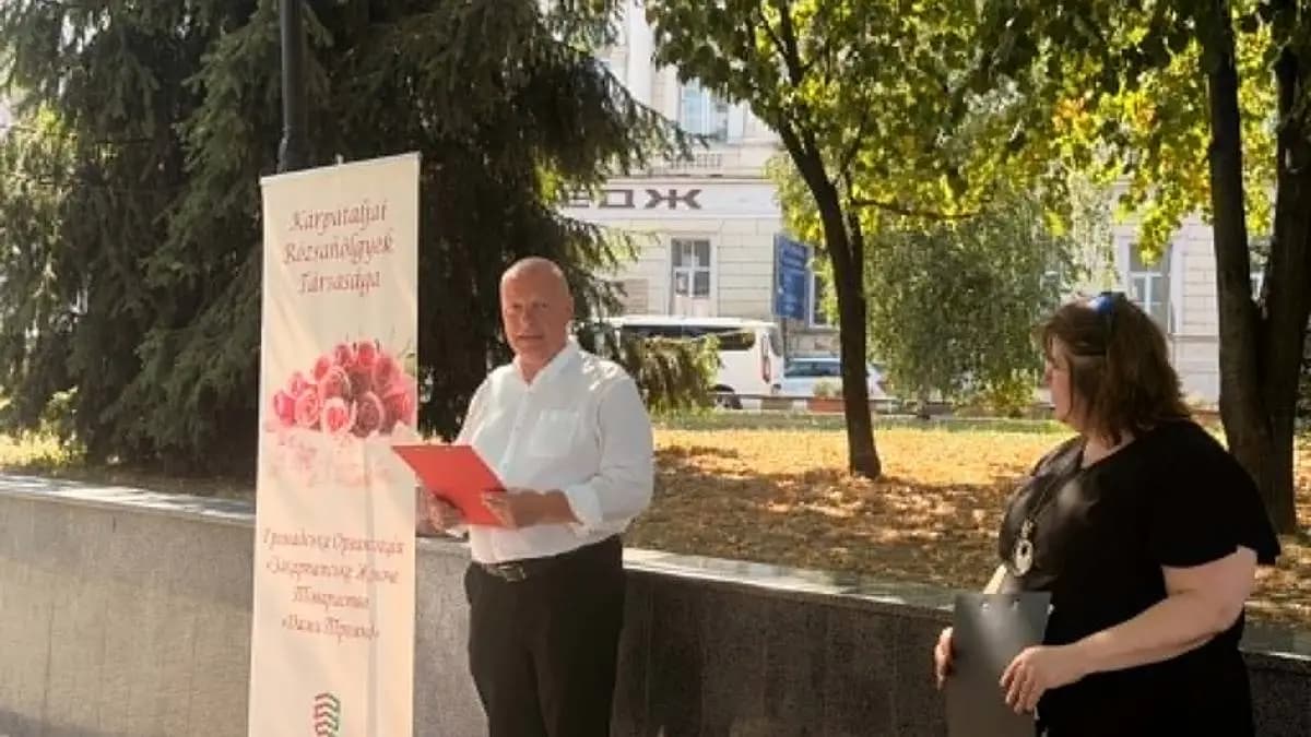 Kiemelkedő pedagógusra emlékeztek a Kárpátaljai Rózsahölgyek Beregszászban