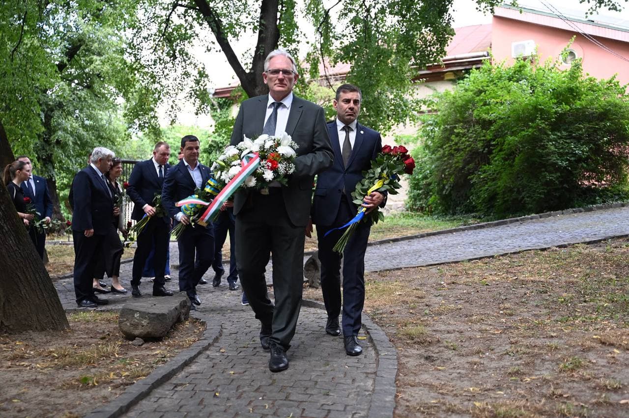 Közös megemlékezés a hős kárpátaljai katonák és az 1956-os forradalom hősei előtt