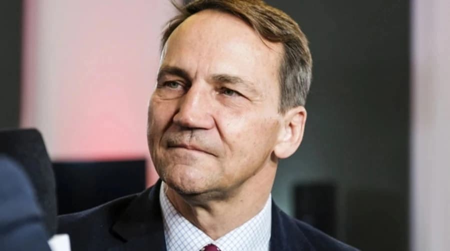 Sikorski: Orosz ügynökök gerjesztik a lengyel–ukrán történelmi feszültséget